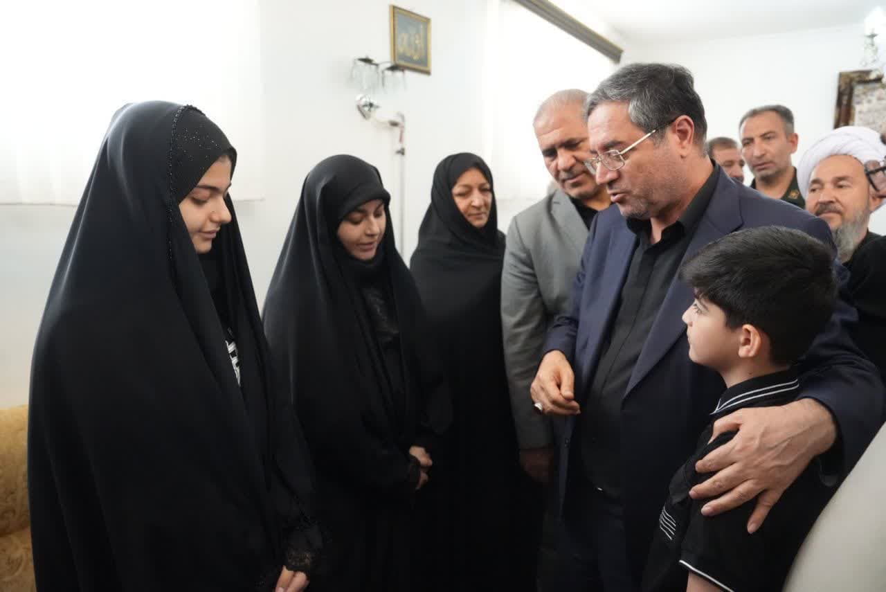 دیدار استاندار آذربایجانغربی با خانواده معزز شهید مصطفی خدایی + تصاویر