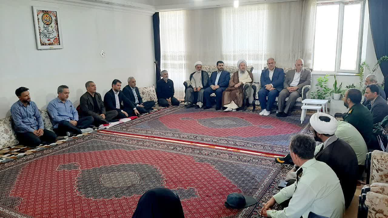 دیدار معاون هماهنگی امور اقتصادی استاندار آذربایجانغربی با خانواده شهید فیضیان + تصاویر