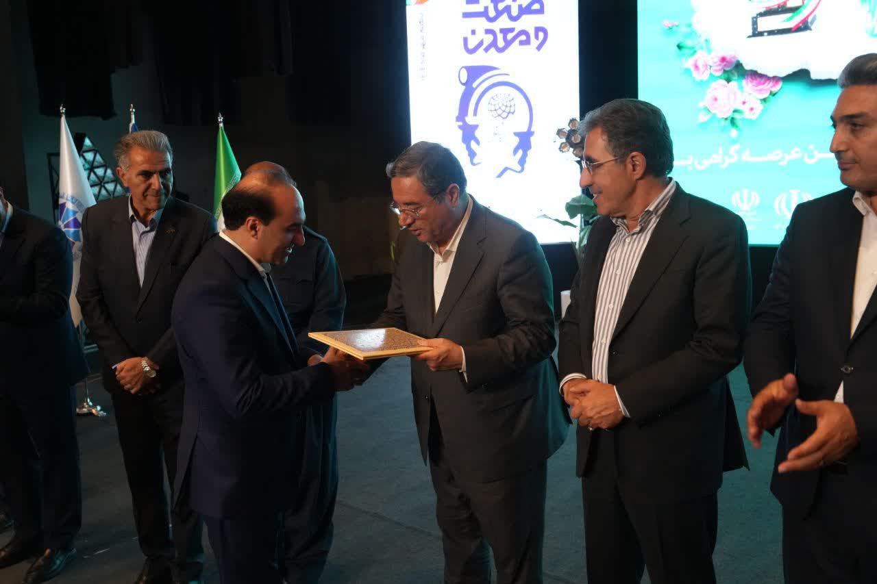 برگزاری آیین تجلیل از صنعتگران، معدنکاران و پیشکسوتان عرصه تولید در آذربایجانغربی + تصاویر