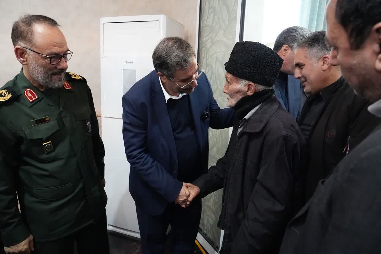 برگزاری نشست صمیمی استاندار آذربایجان‌غربی با خانواده‌های شهدا + تصاویر