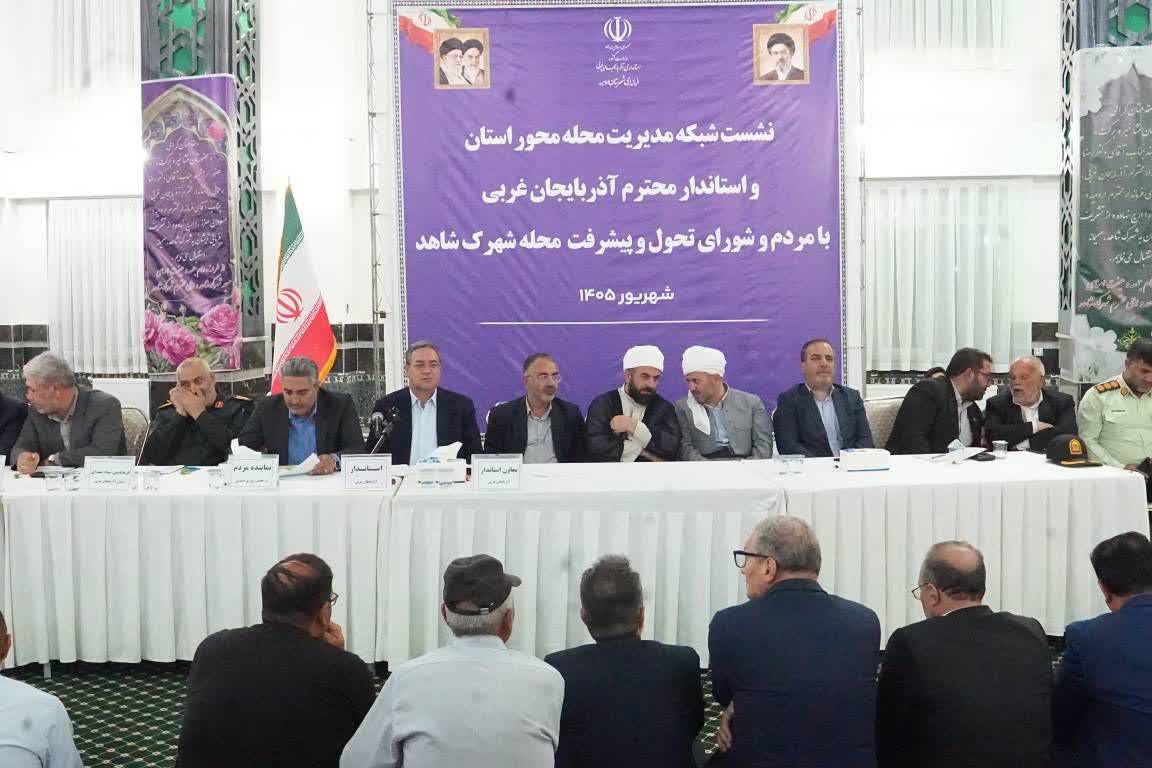 استاندار آذربایجانغربی پای صحبتهای اهالی شهرک شاهد ارومیه نشست + تصاویر