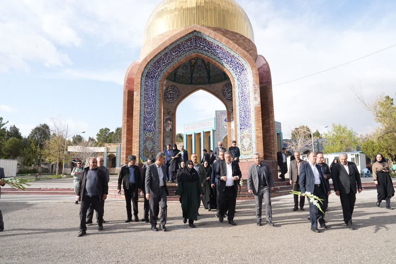 ادای احترام معاون رئیس‌جمهور و استاندار آذربایجان‌غربی به مقام شامخ شهدای ارومیه + تصاویر