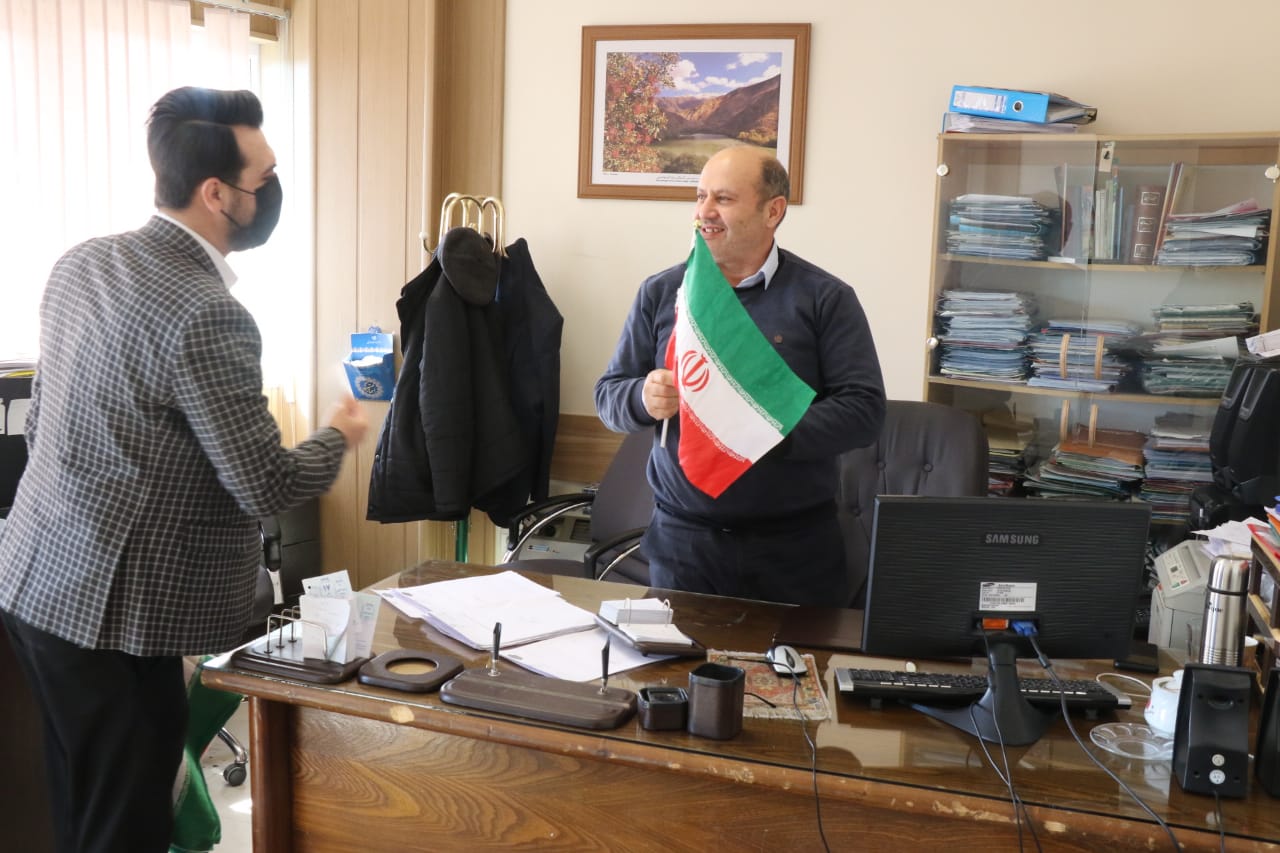 مشارکت همکاران استانداری در پویش پرچم افتخار در چهل و سومین سالگرد پیروزی انقلاب اسلامی
