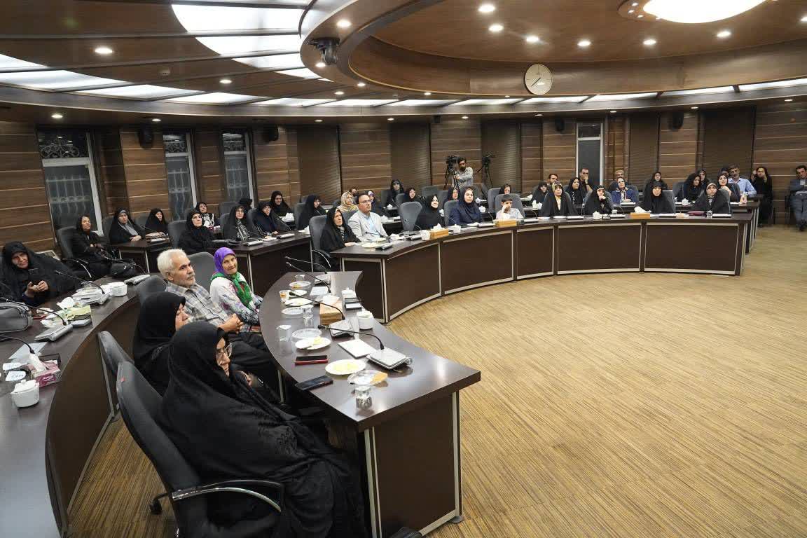 تجلیل از همسران و والدین شهدای کارمند آذربایجانغربی