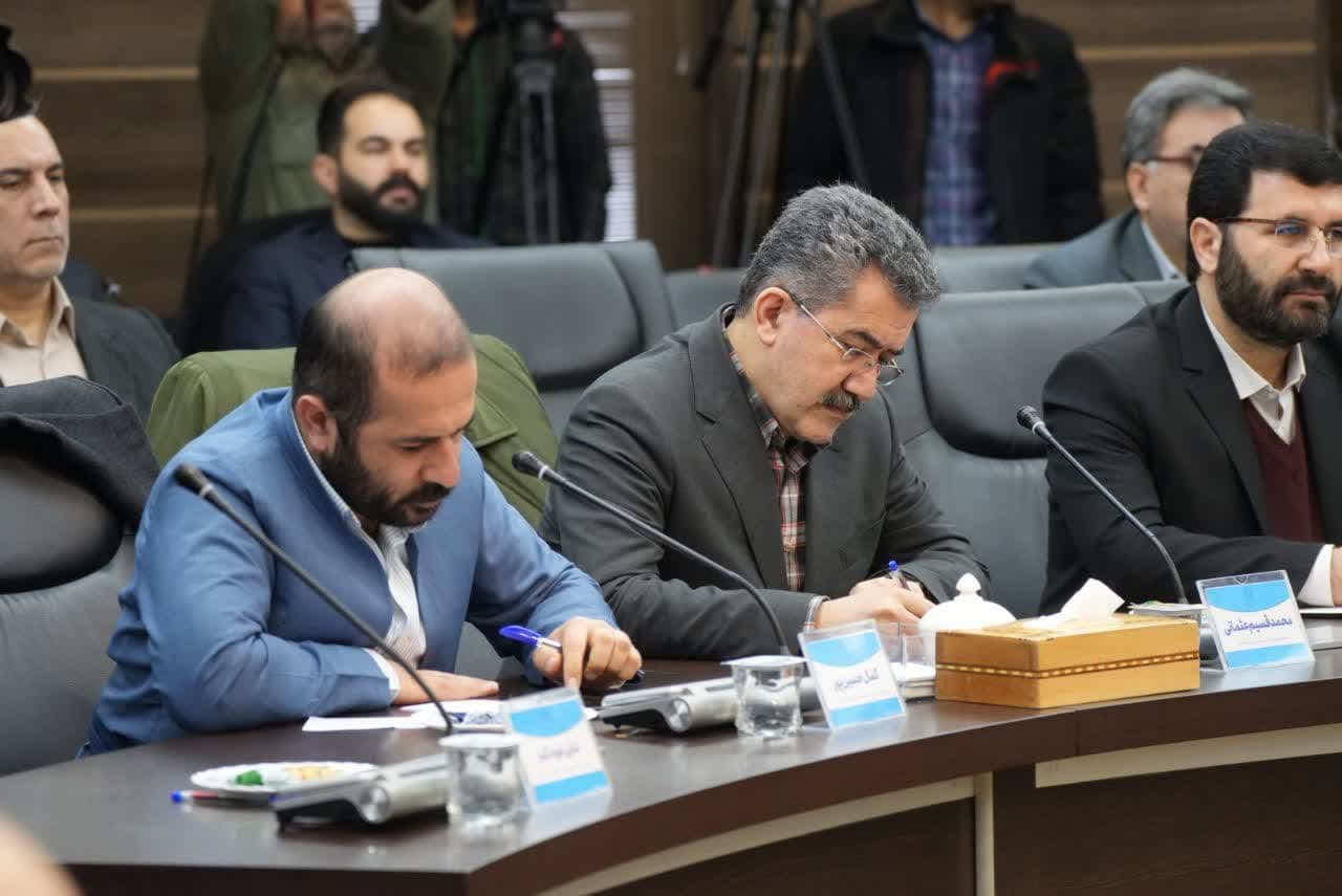 برگزاری نشست فعالان اقتصادی، کارآفرینان و تولیدکنندگان آذربایجانغربی با رئیس مجلس شورای اسلام + تصاویر