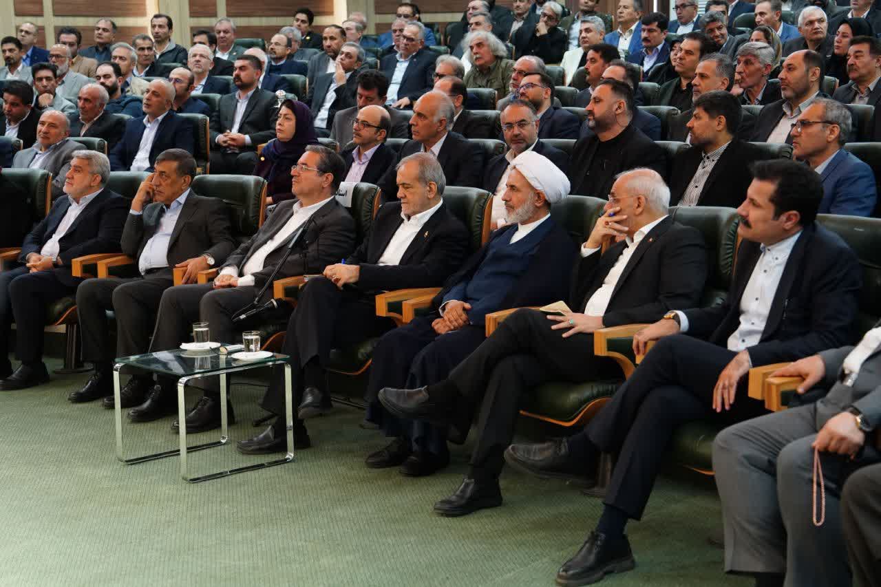 آلبوم تصویری / نشست رئیسجمهور پزشکیان با سرمایهگذاران و فعالان اقتصادی آذربایجانغربی