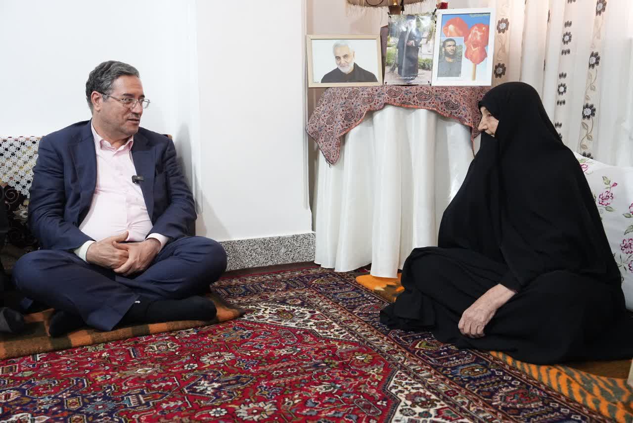 دیدار استاندار آذربایجان‌غربی با خانواده شهیدان ورمزیار در آستانه شب یلدا + تصاویر