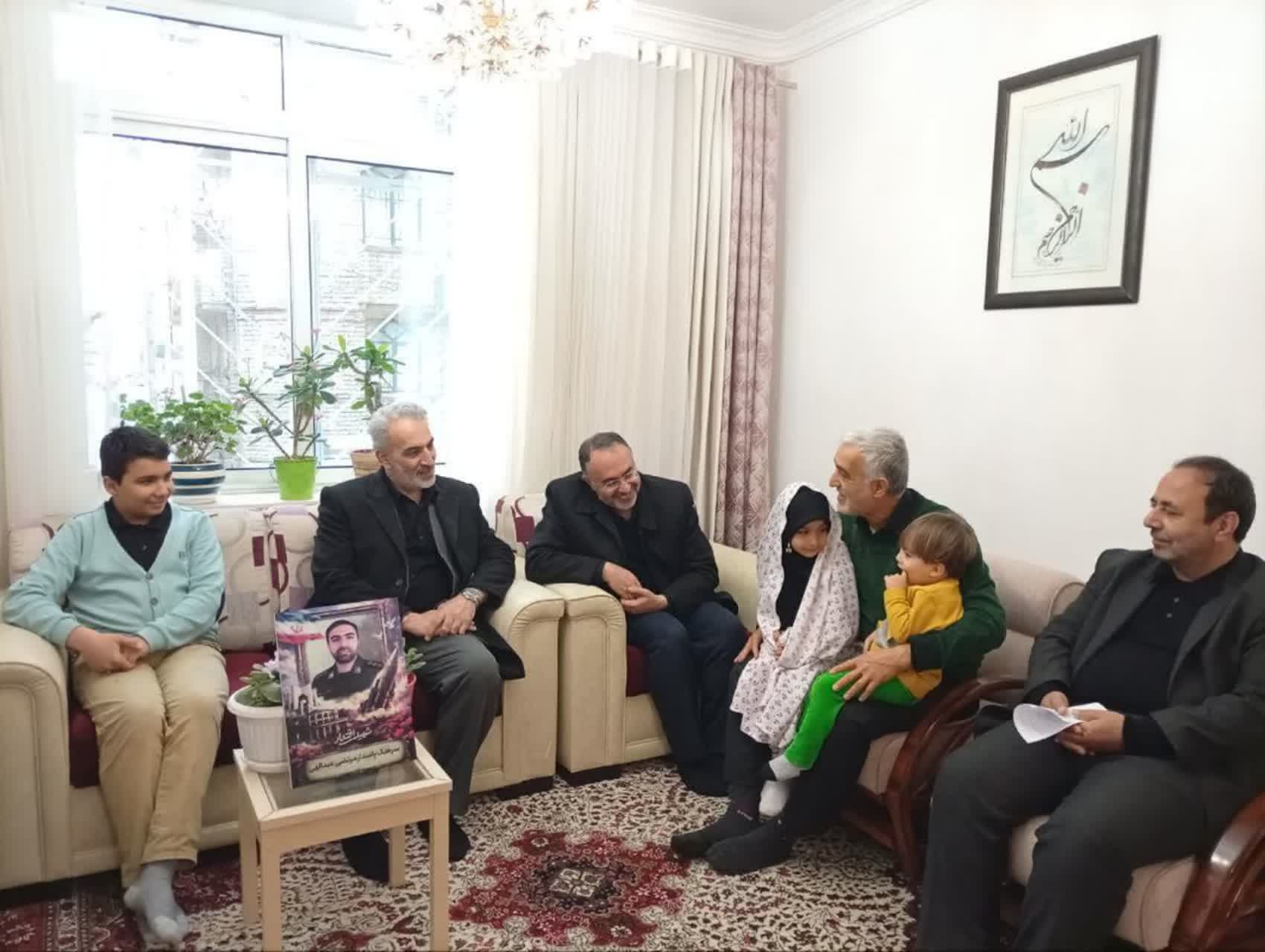 دیدار معاون سیاسی و اجتماعی استاندار آذربایجان‌غربی با دو خانواده شهید جنگ رمضان