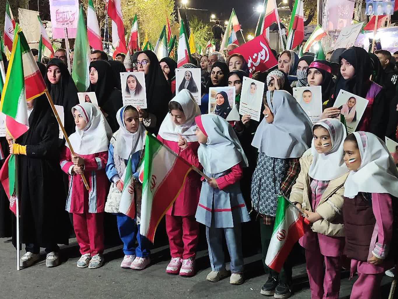 تداوم تجمع شبانه مردم ارومیه و برگزاری آیین چهلم شهدای دانش‌آموز میناب