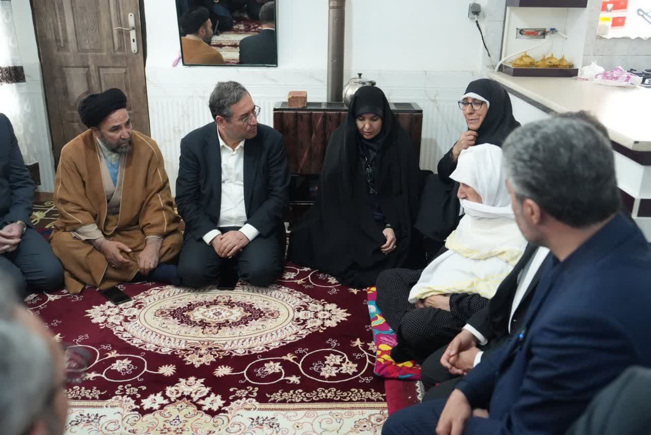 دیدار استاندار آذربایجانغربی با خانواده شهید یونس تقی زاده + تصاویر