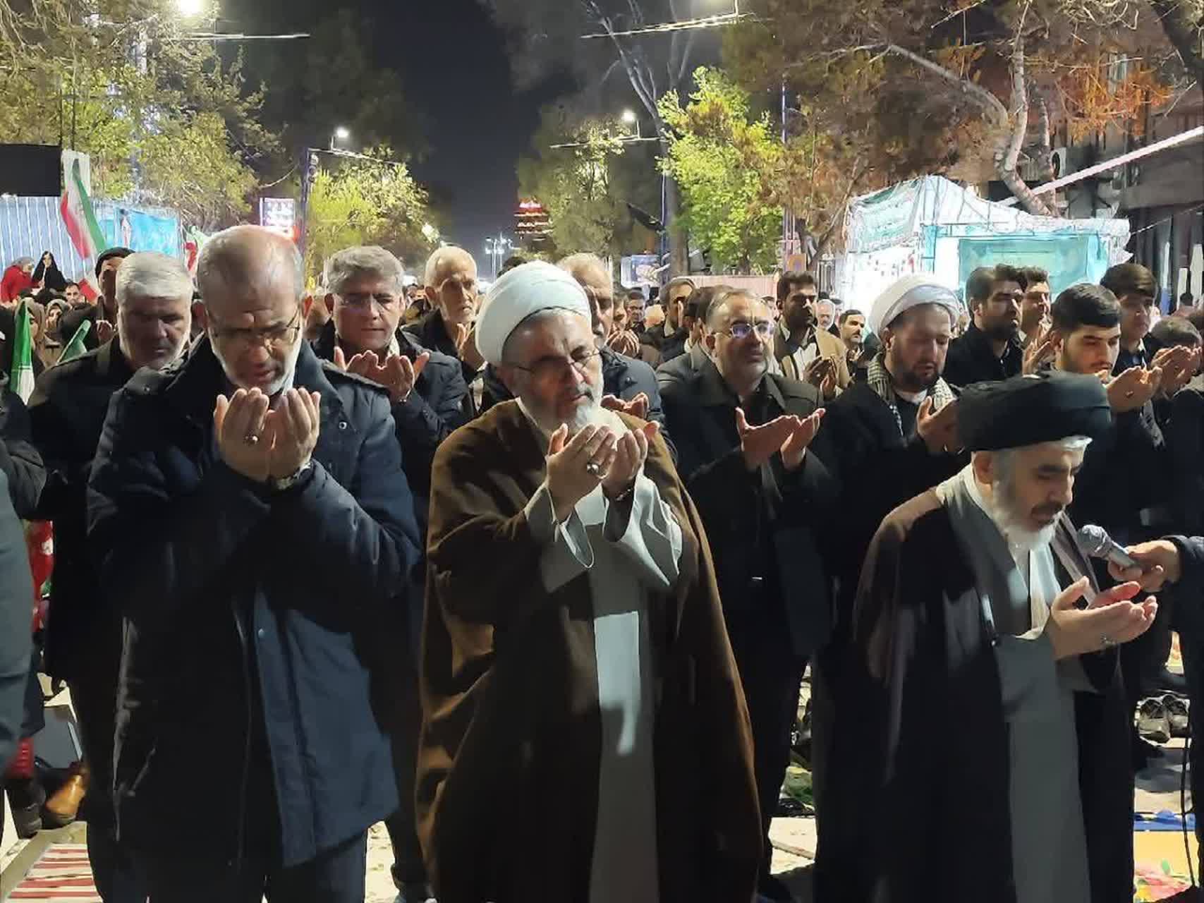 شبی دیگر از شبهای پرغرور و تاریخی ایران و استمرار و تدوام تجمع شبانه مردم ارومیه + تصاویر