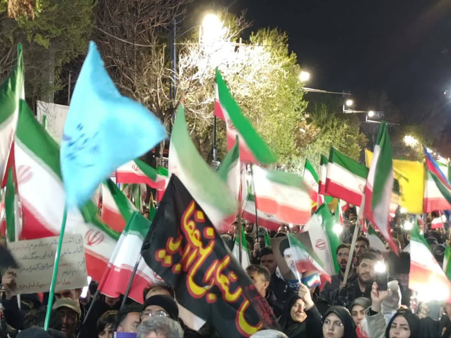 تداوم اجتماع شبانه مردم، لبیک به ندای رهبر و استمرار مقاومت