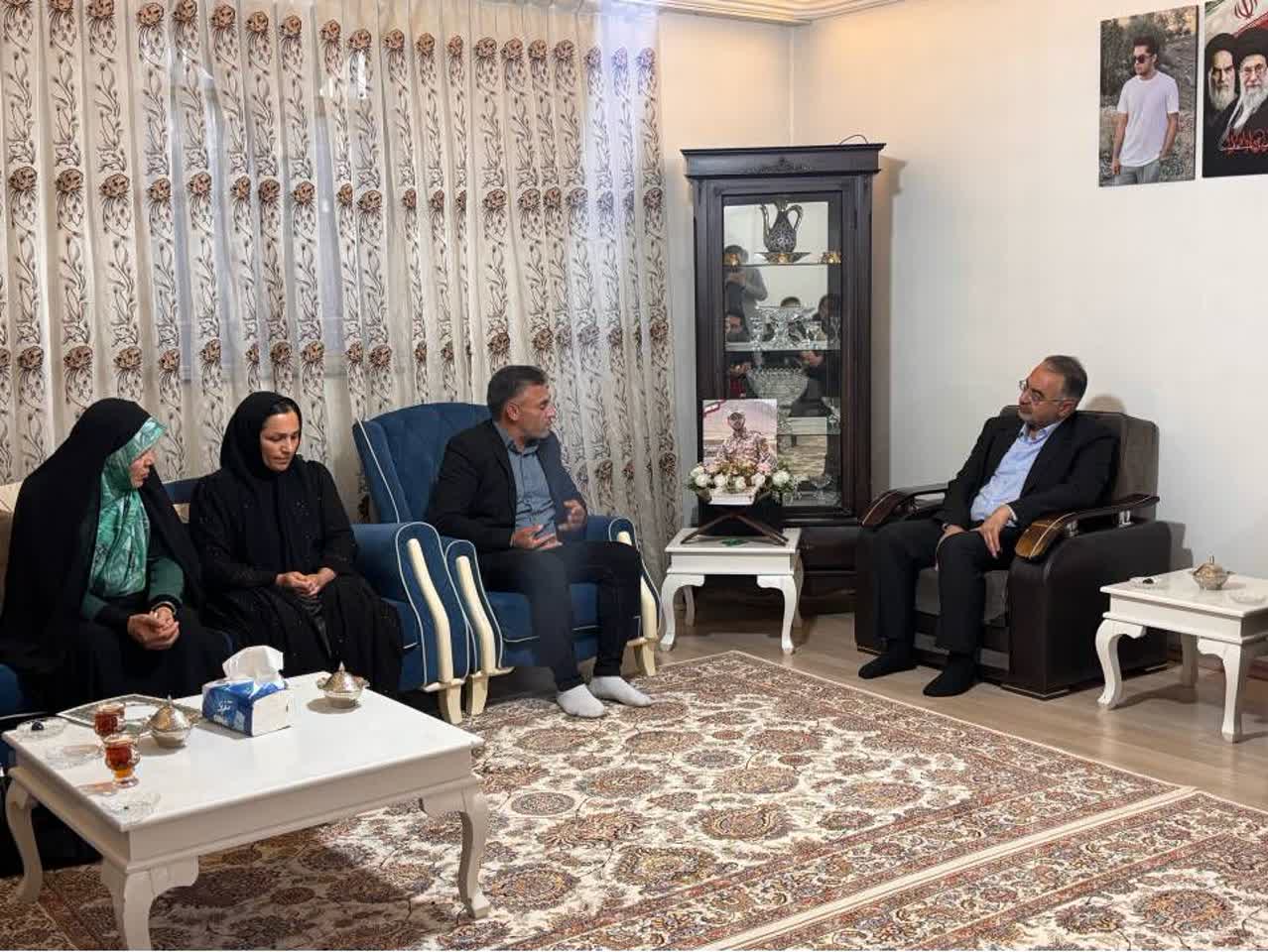 دیدار معاون استاندار آذربایجان غربی با خانواده دو شهید شهرستان ماکو + تصاویر
