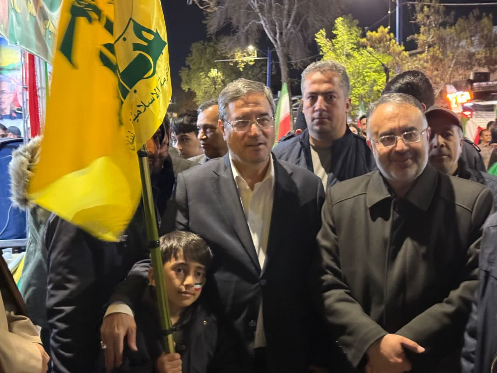 حضور شبانه استاندار آذربایجان‌غربی در میان مردم و بازدید از موکب‌های مستقر در ارومیه + تصاویر