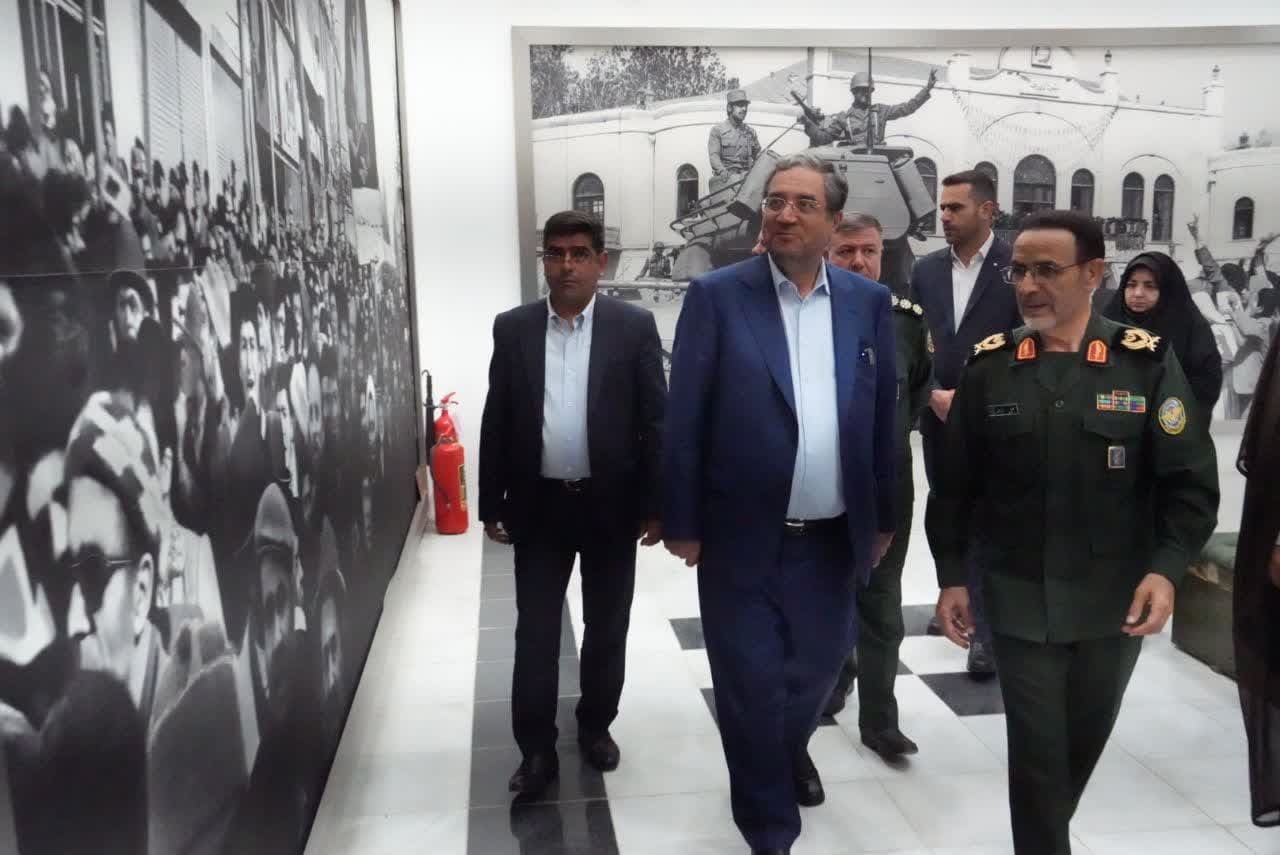 بازدید استاندار آذربایجانغربی از اداره کل و موزه حفظ آثار و نشر ارزشهای دفاع مقدس استان + تصاویر
