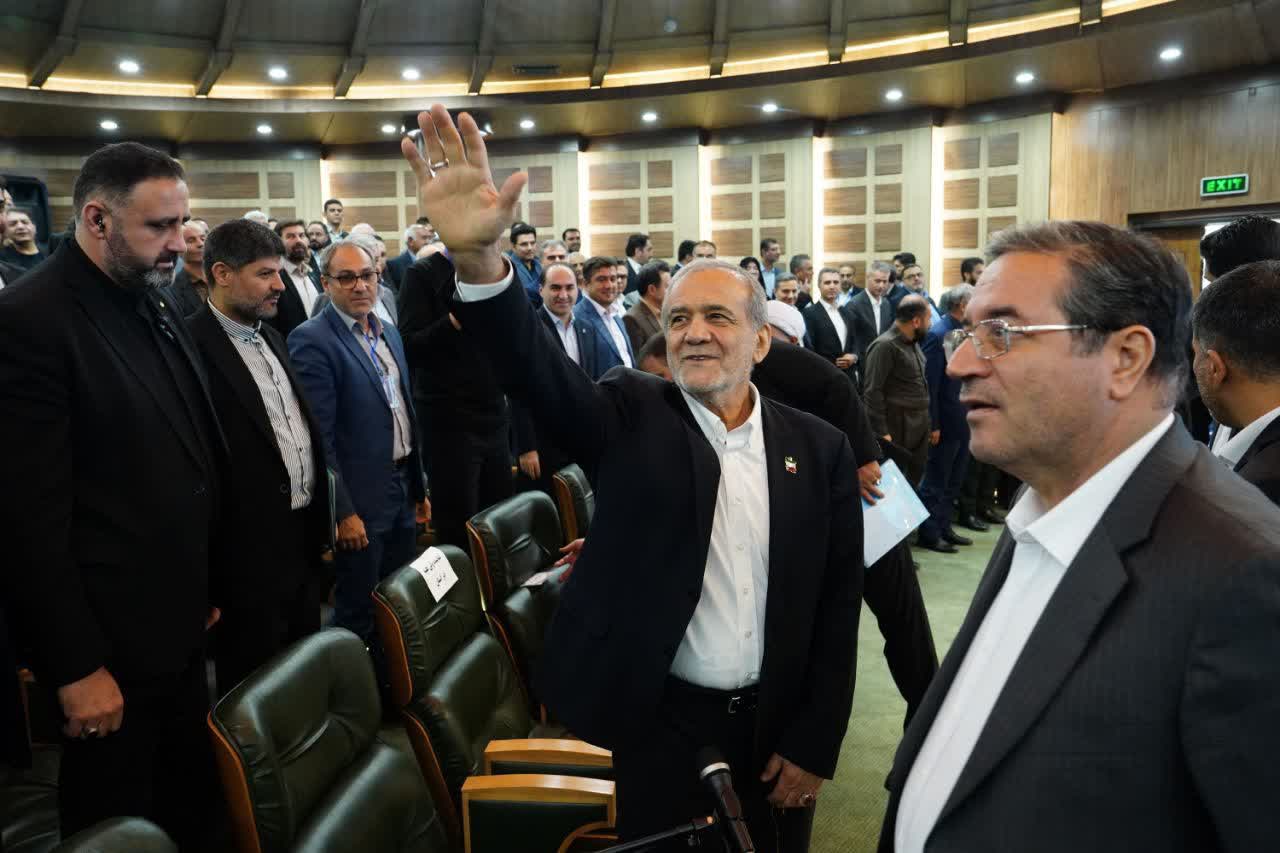 آلبوم تصویری / نشست رئیسجمهور پزشکیان با سرمایهگذاران و فعالان اقتصادی آذربایجانغربی