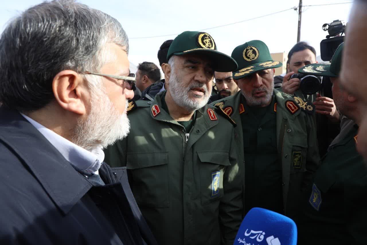 بازدید فرمانده سپاه پاسداران انقلاب اسلامی از روند اسکان اضطراری زلزله زدگان شهرستان خوی + تصاویر