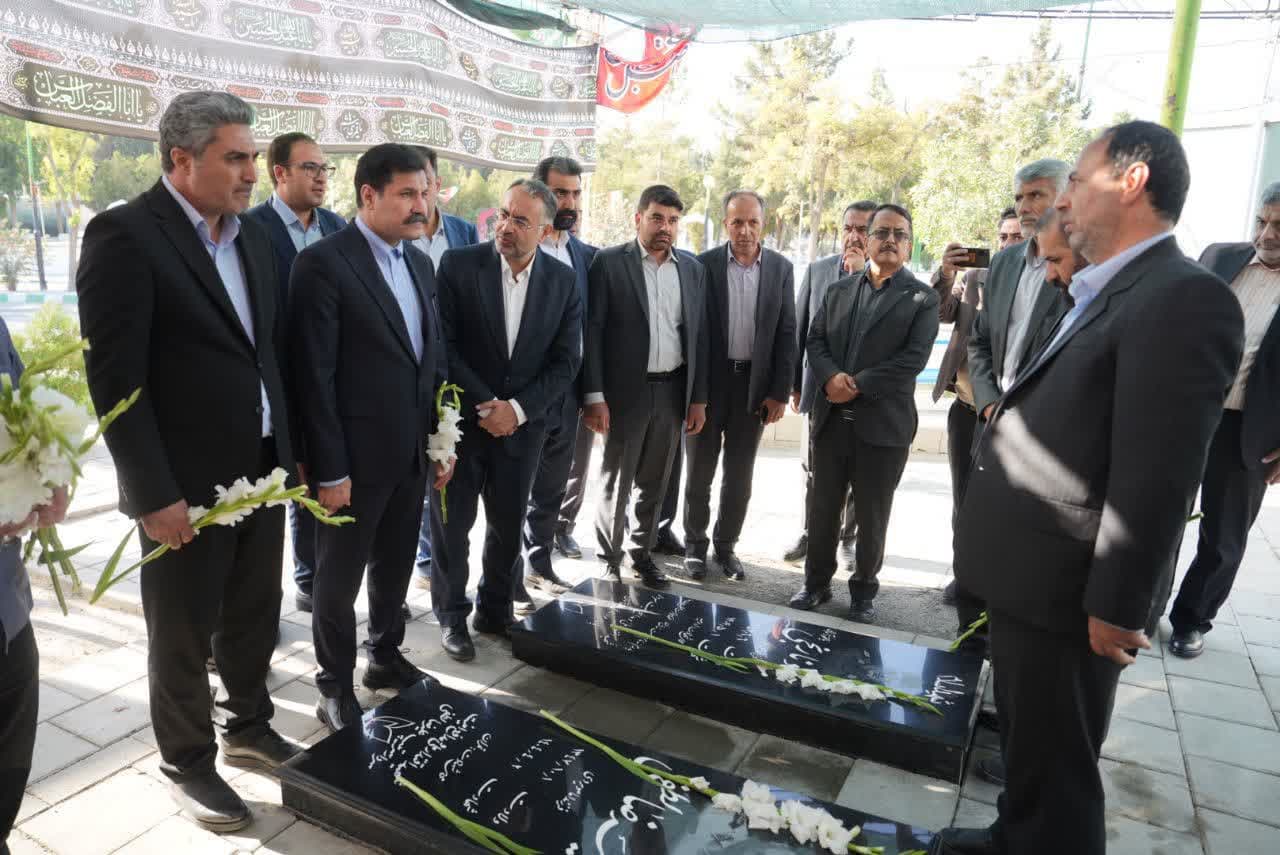 ادای احترام معاون رئیسجمهور به مقام شامخ شهدای ارومیه + تصاویر