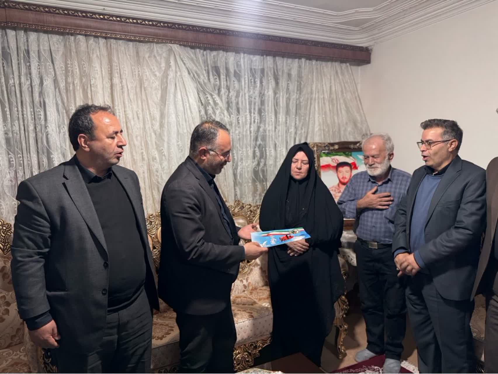 رشادت و ایثارگری شهیدان و خانواده‌های آنان نباید فراموش شود