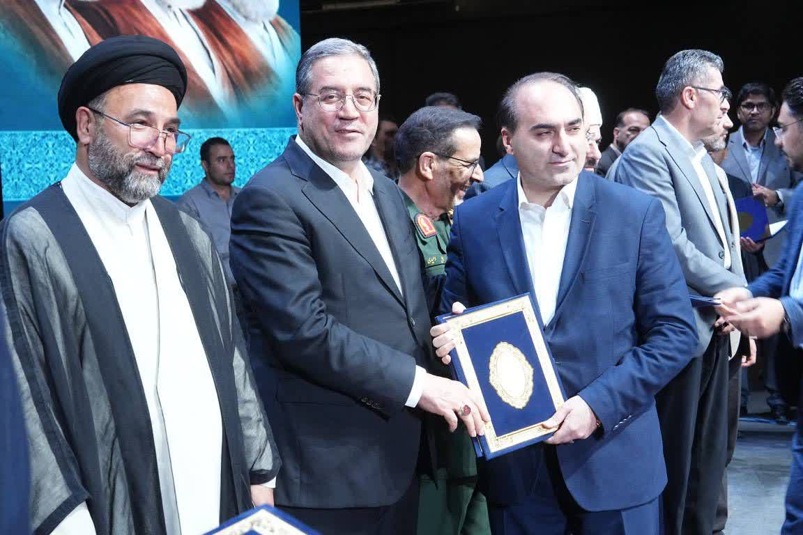 آلبوم تصویری / تجلیل از خدمتگزاران منتخب در جلسه شورای اداری آذربایجانغربی