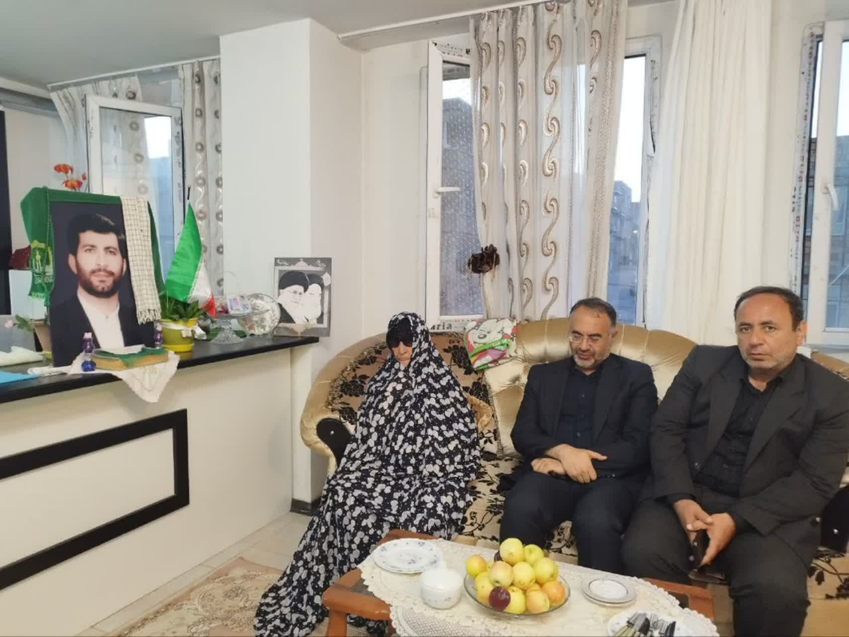 دیدار سرپرست معاونت سیاسی و اجتماعی استانداری آذربایجانغربی با خانواده شهدا+آلبوم تصاویر