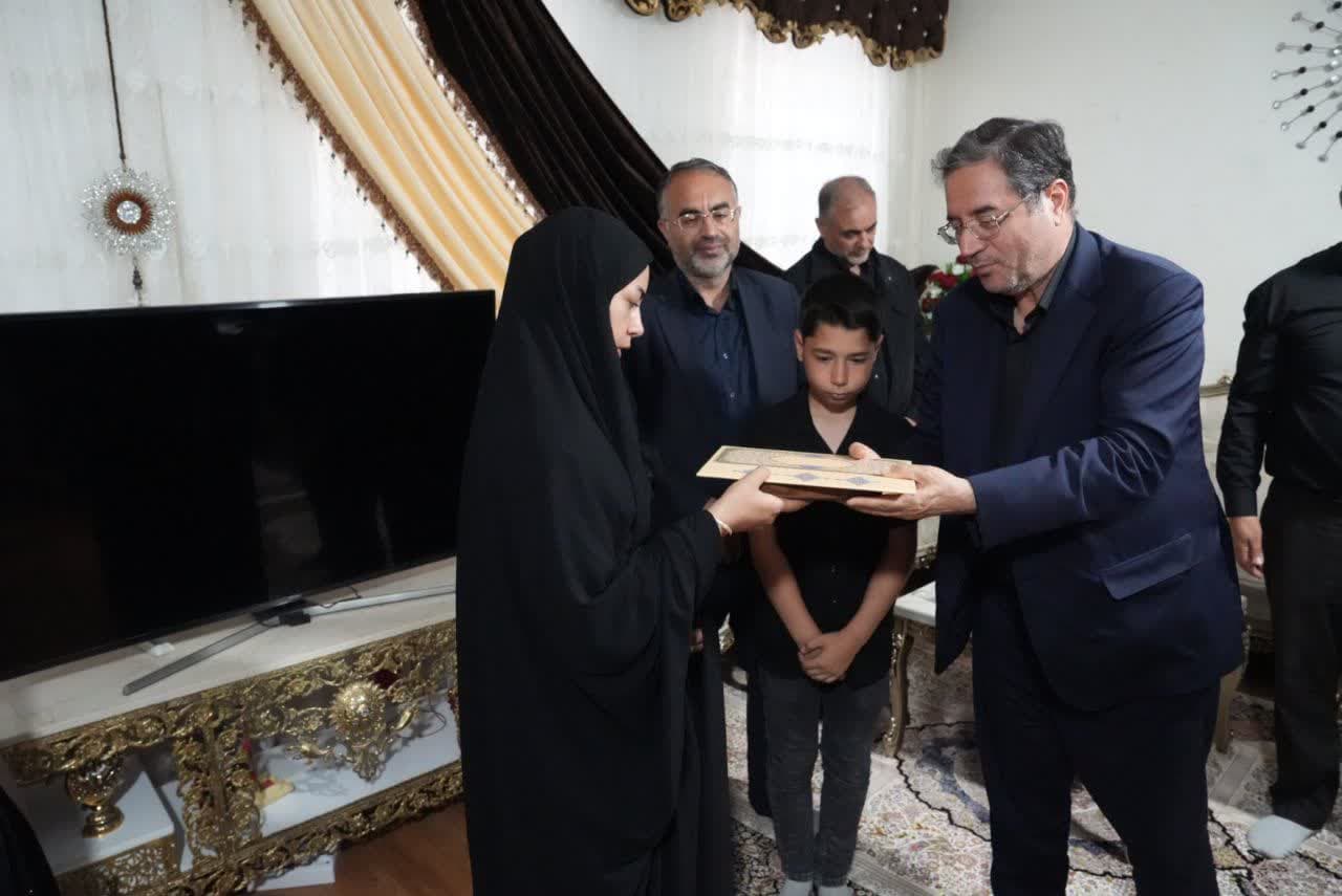 تکریم خانواده شهدای اقتدار ایران در ارومیه + تصاویر