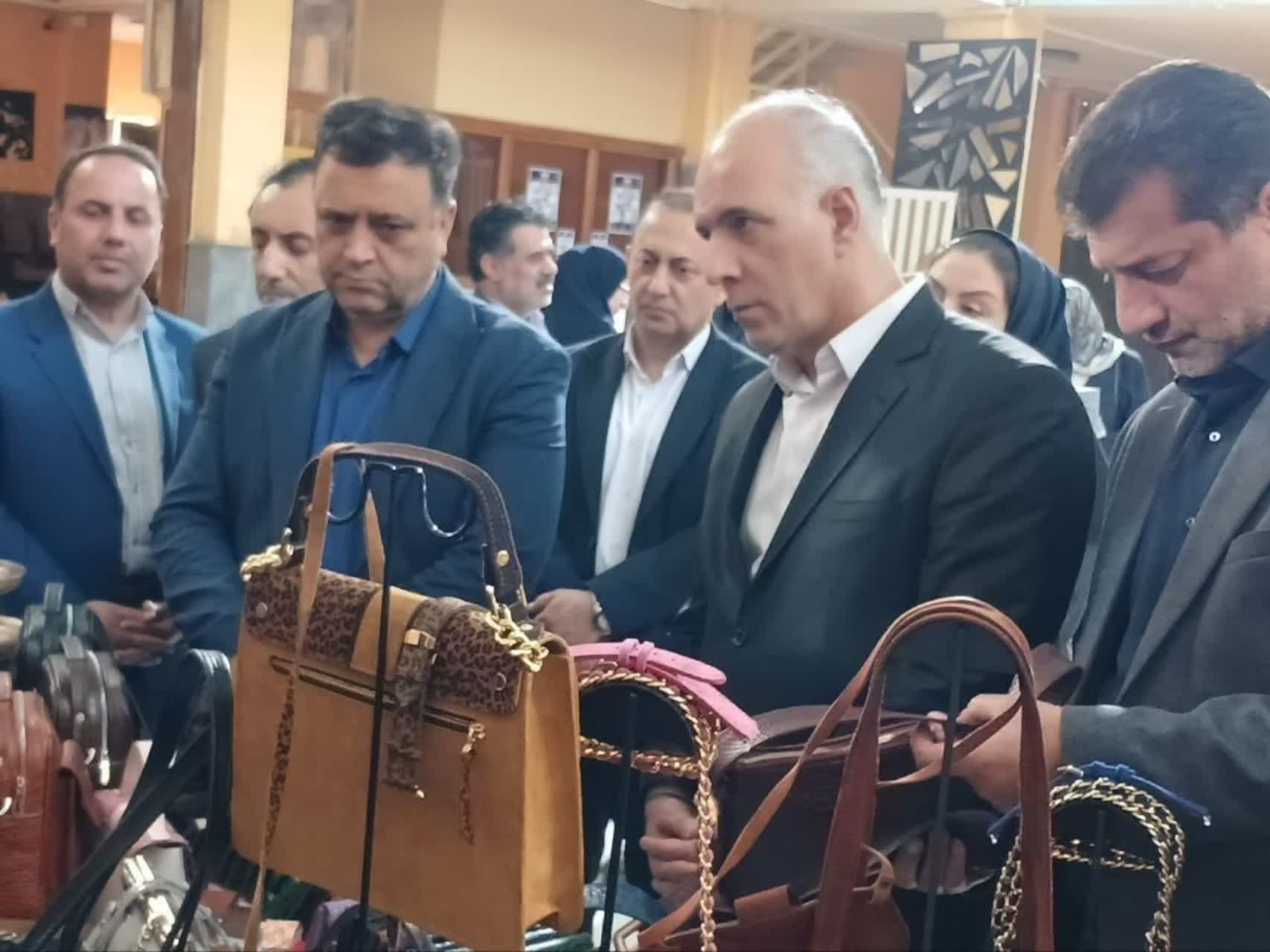 بازدید معاون استاندار آذربایجانغربی از نمایشگاه محصولات مشاغل خانگی در ارومیه + تصاویر