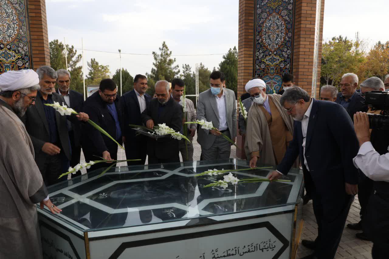 آلبوم تصویری / ادای احترام معاون رییس جمهور و استاندار آذربایجان غربی به مقام شامخ شهدا