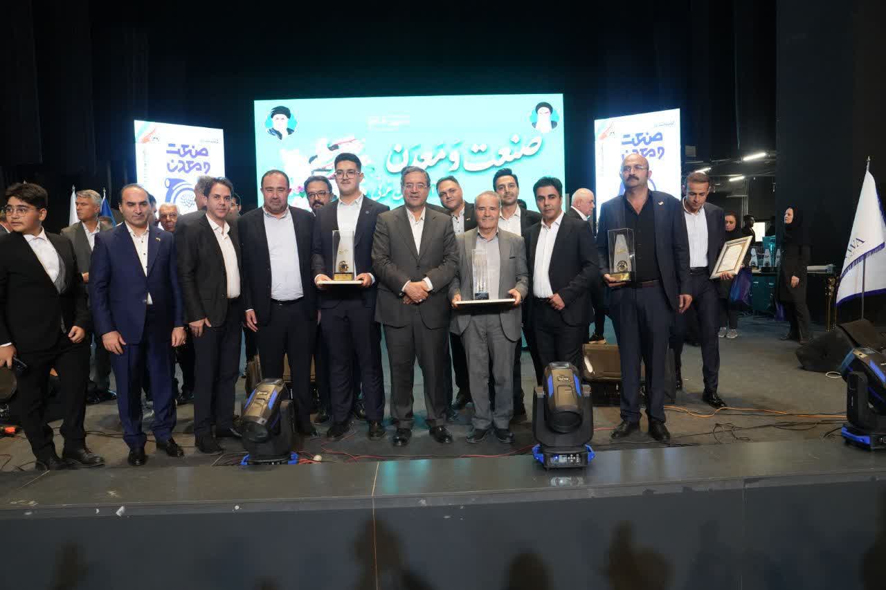 برگزاری آیین تجلیل از صنعتگران، معدنکاران و پیشکسوتان عرصه تولید در آذربایجانغربی + تصاویر