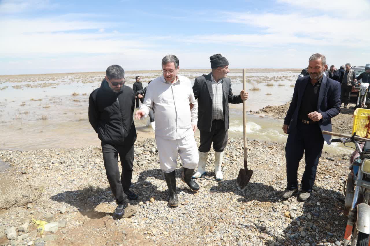 حضور میدانی و بازدید استاندار آذربایجان‌غربی از جریان انتقال آب از رودخانه‌های حوضه آبریز به دریاچه ارومیه + تصاویر