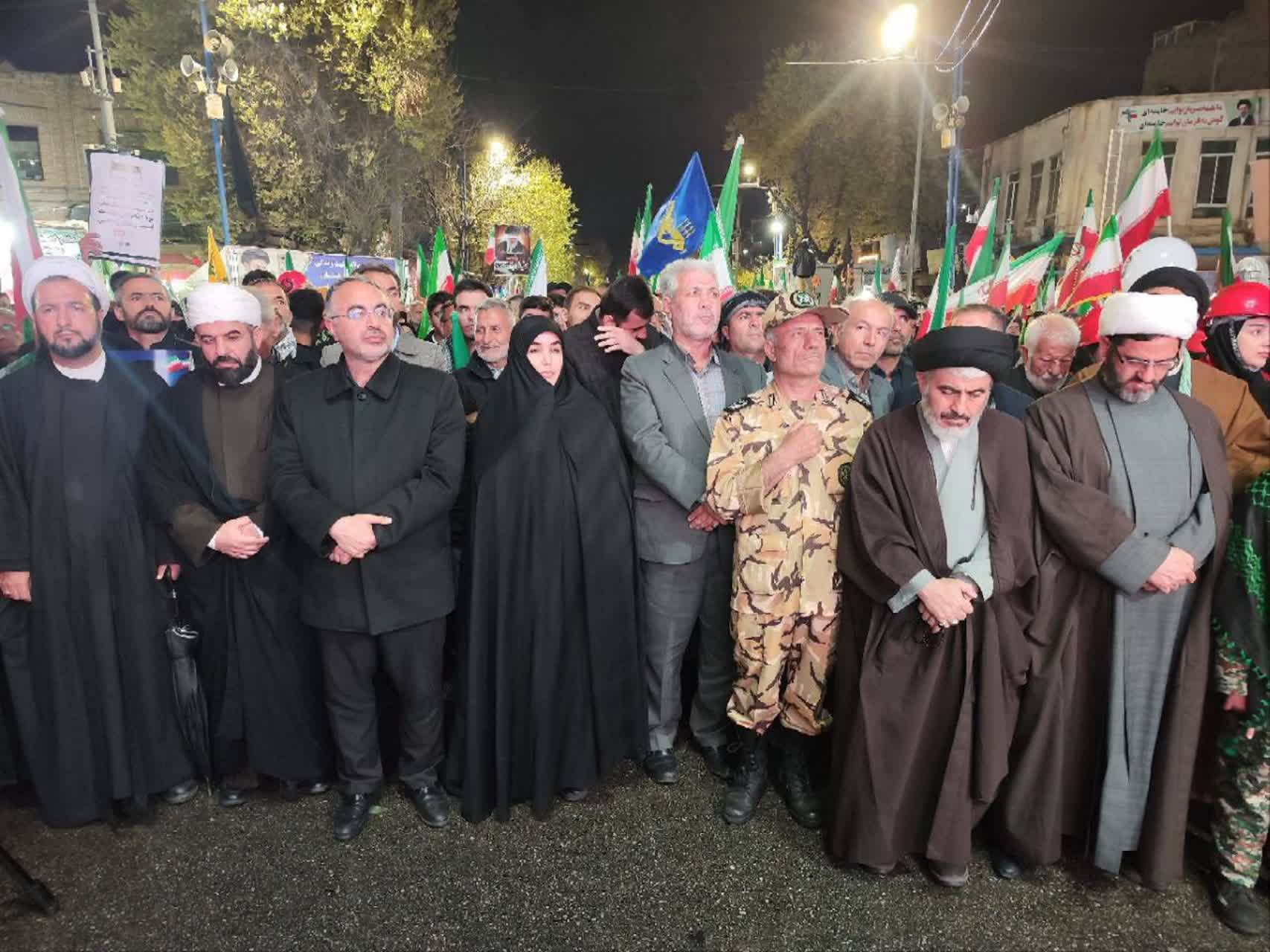 تداوم حضور گسترده مردم ارومیه در تجمع شبانه / حضور دختران مدافع وطن در آستانه روز دختر از جلوه های ویژه امشب بود