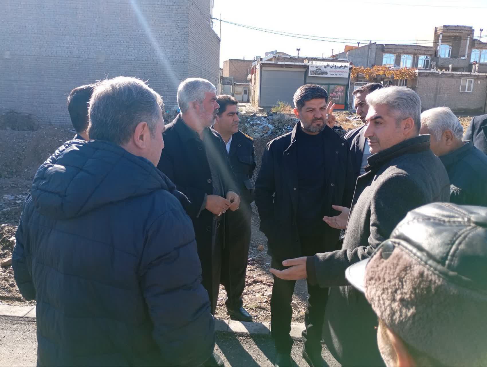 بازدید معاون هماهنگی امور عمرانی استاندار آذربایجان‌غربی از زمین جنب میدان میوه و تره‌بار + تصاویر