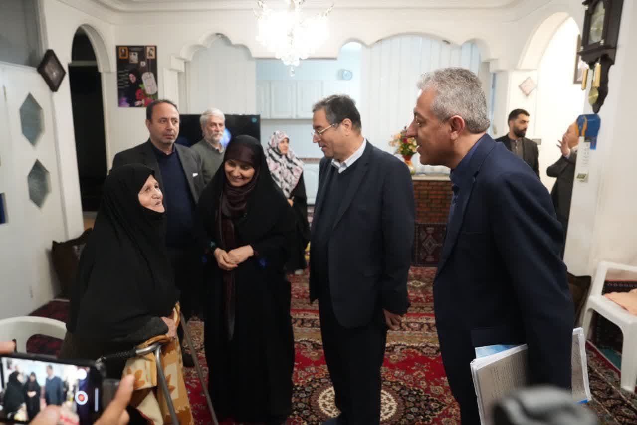 دیدار وزیر راه و شهرسازی با خانواده شهیدان رستمی و میرزایی + تصاویر