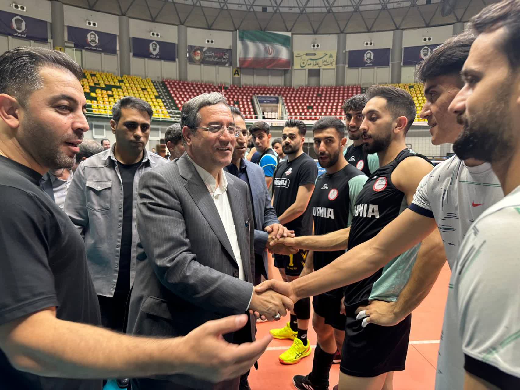 بازدید استاندار آذربایجانغربی از تمرین تیم والیبال شهرداری ارومیه + تصاویر