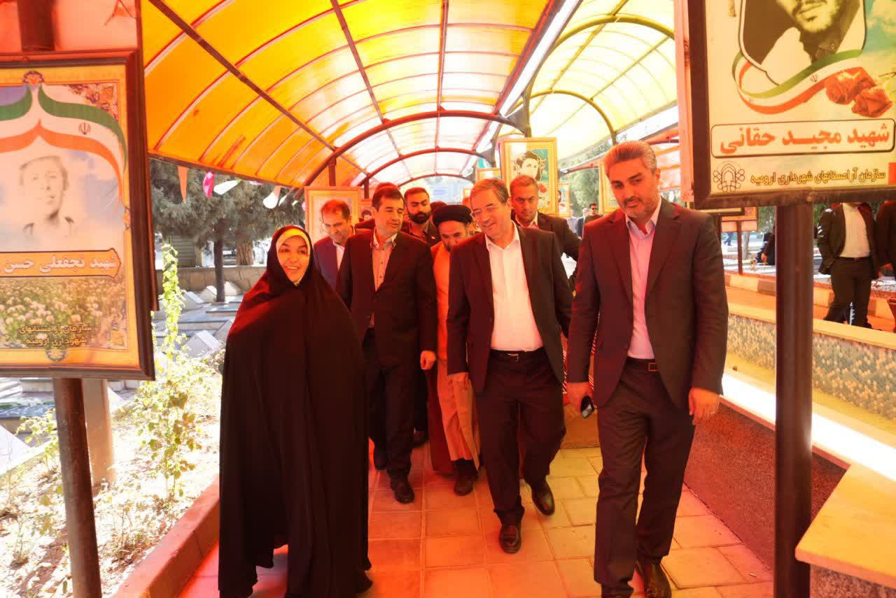 ادای احترام وزیر ورزش و جوانان و استاندار آذربایجانغربی به مقام شامخ شهدا + تصاویر