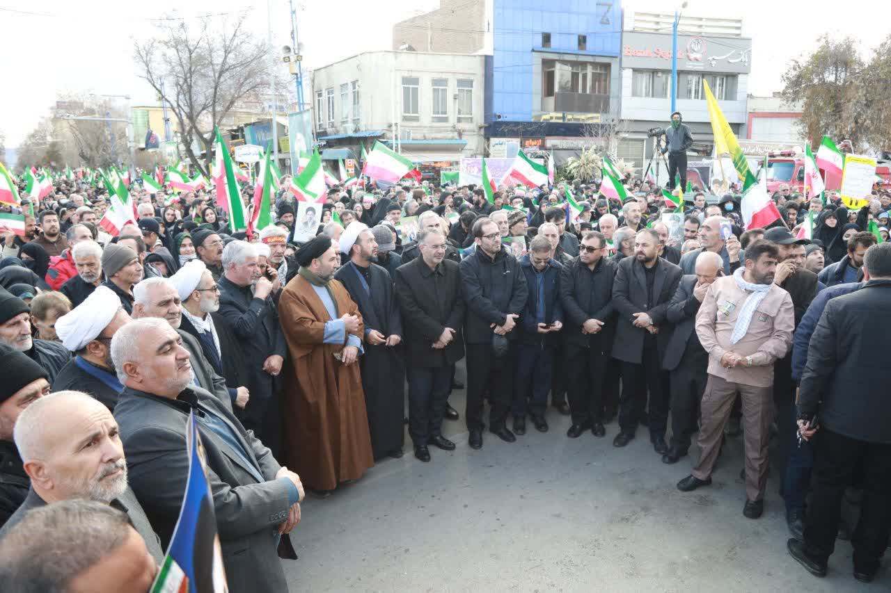 تحویل سال نو با یاد رهبر شهید در ارومیه + تصاویر