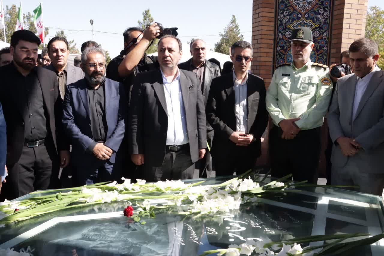 آلبوم تصویری / برگزاری مراسم میهمانی لالهها، عطرافشانی و گلباران مزار شهدا در ارومیه