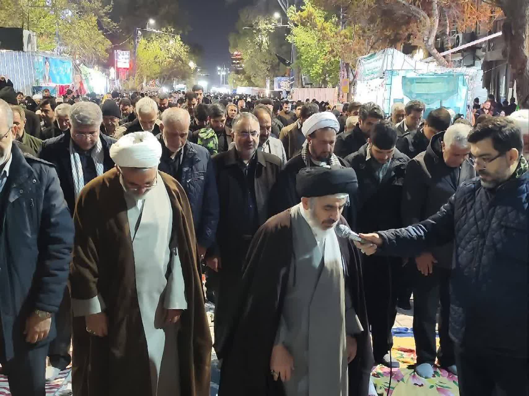 شبی دیگر از شبهای پرغرور و تاریخی ایران و استمرار و تدوام تجمع شبانه مردم ارومیه + تصاویر