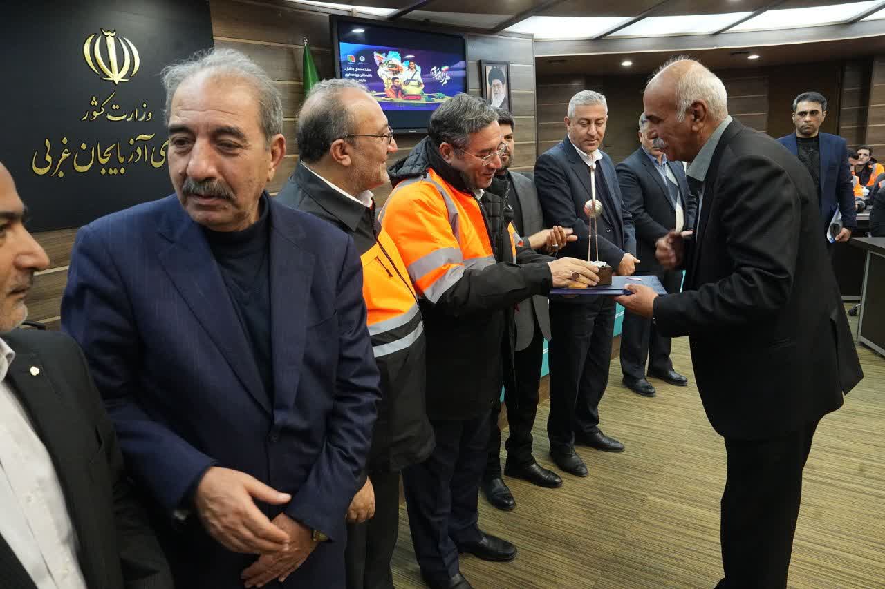 برگزاری نشست صمیمی استاندار آذربایجانغربی با فعالان حملونقل جادهای + تصاویر