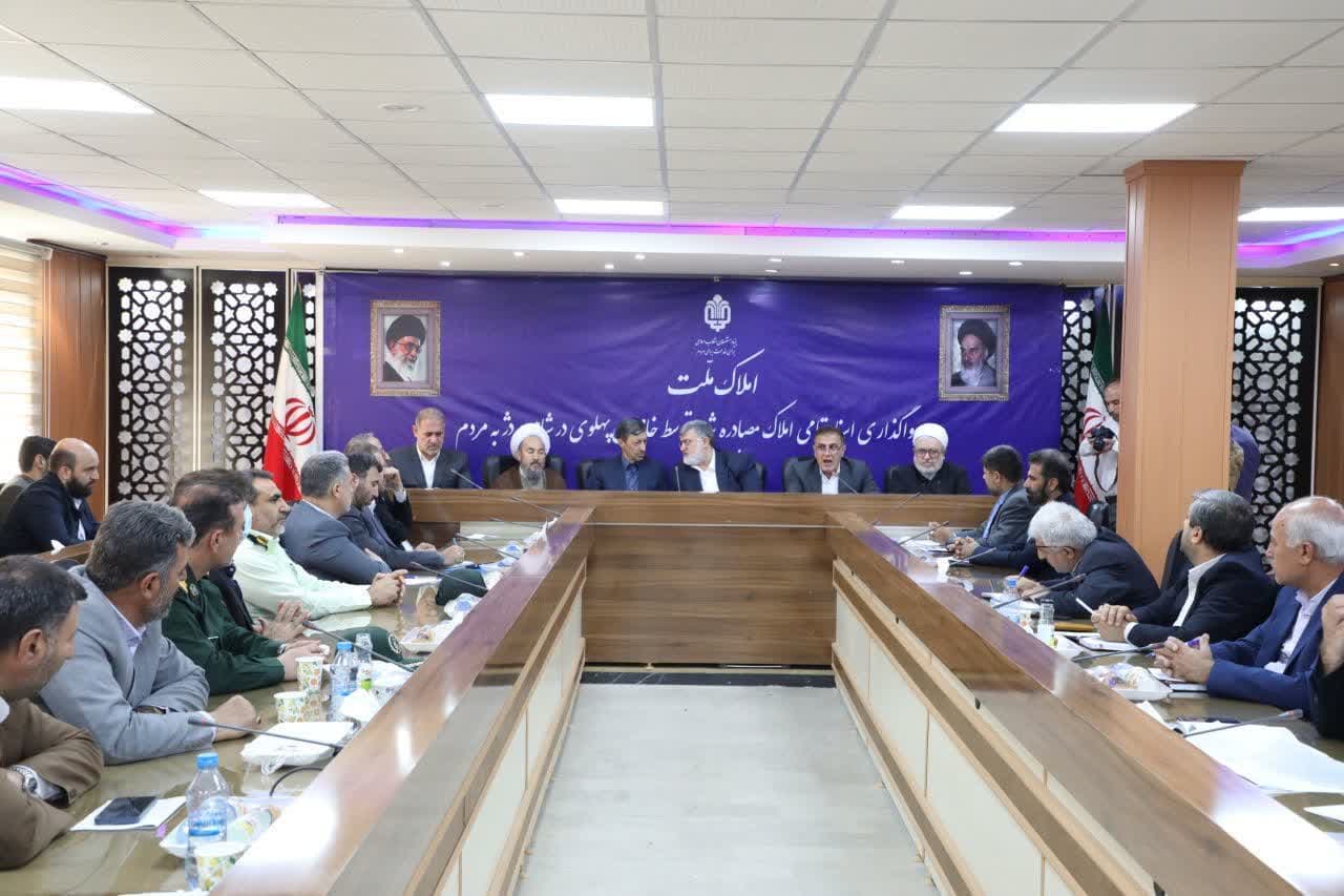 برگزاری مراسم واگذاری اسناد تمامی املاک مصادره شده توسط خاندان پهلوی در شاهین دژ به مردم + تصاویر