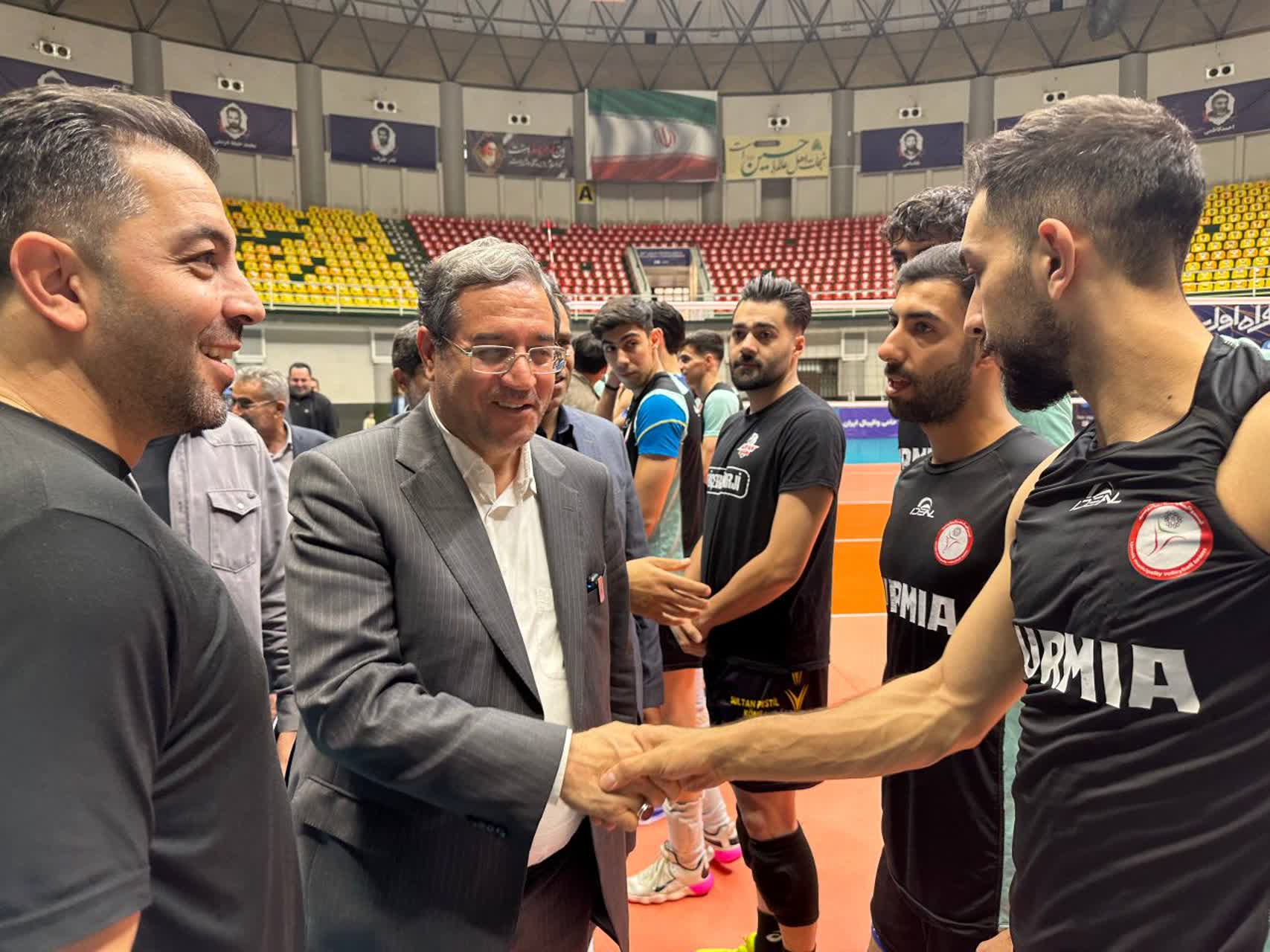 بازدید استاندار آذربایجانغربی از تمرین تیم والیبال شهرداری ارومیه + تصاویر