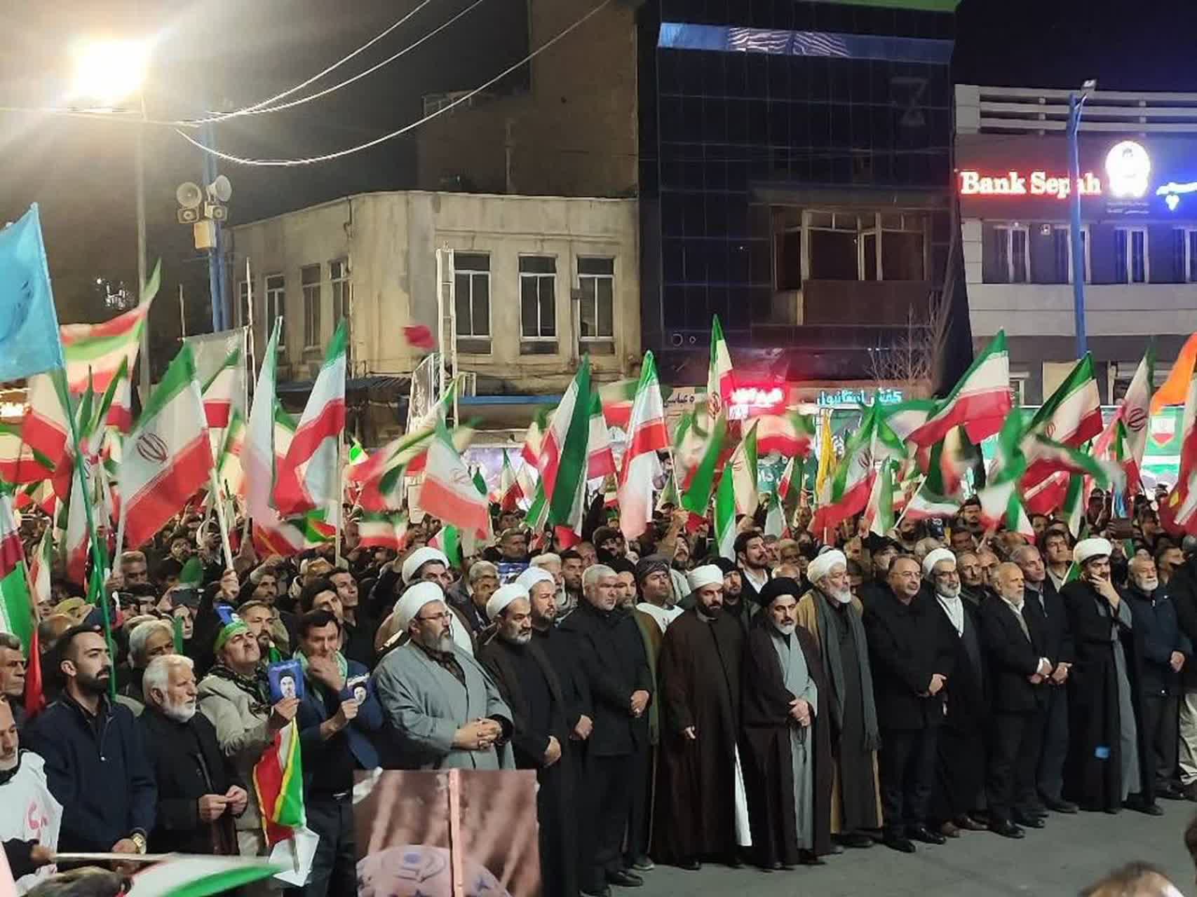 تداوم اجتماع شبانه مردم ارومیه در پاسداری از ارزش‌های نظام و انقلاب