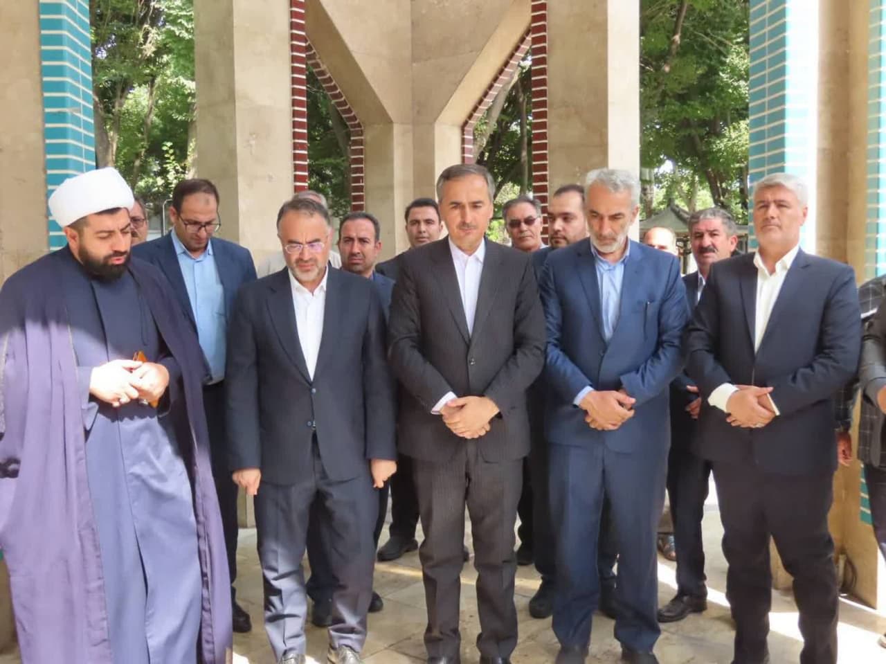 ادای احترام سرپرست معاونت سیاسی و اجتماعی استانداری آذربایجانغربی به مقام شامخ شهدای شهرستان چایپاره