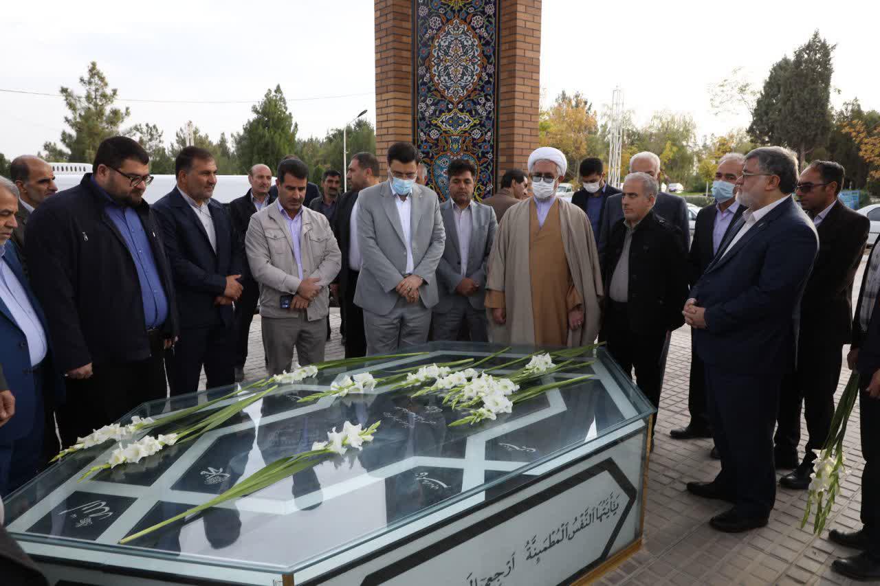 آلبوم تصویری / ادای احترام معاون رییس جمهور و استاندار آذربایجان غربی به مقام شامخ شهدا