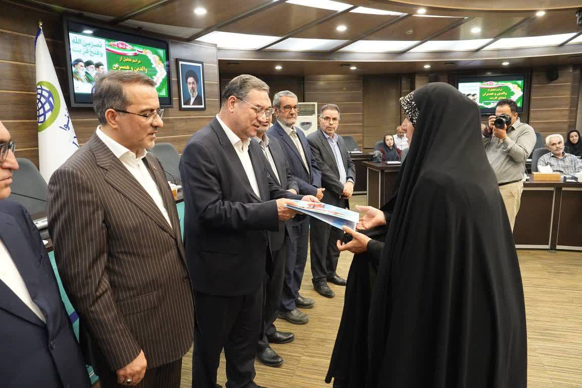 تجلیل از همسران و والدین شهدای کارمند آذربایجانغربی
