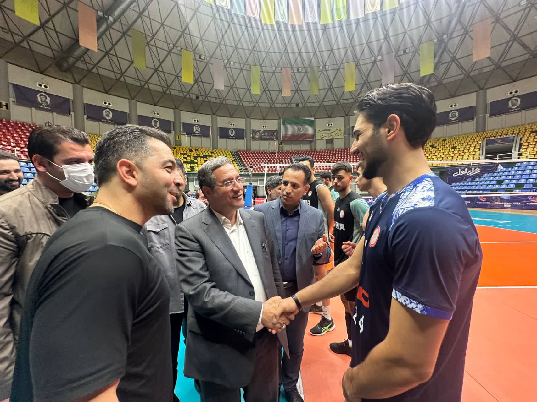 بازدید استاندار آذربایجانغربی از تمرین تیم والیبال شهرداری ارومیه + تصاویر