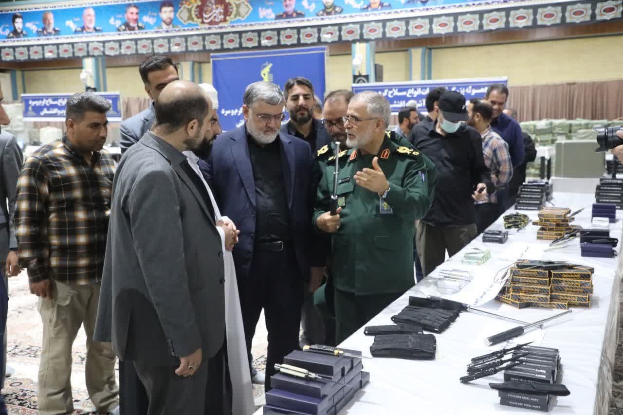 بازدید استاندار آذربایجانغربی از محموله کشف شده انواع تجهیزات ویژه آشوب و اغتشاشات + تصاویر