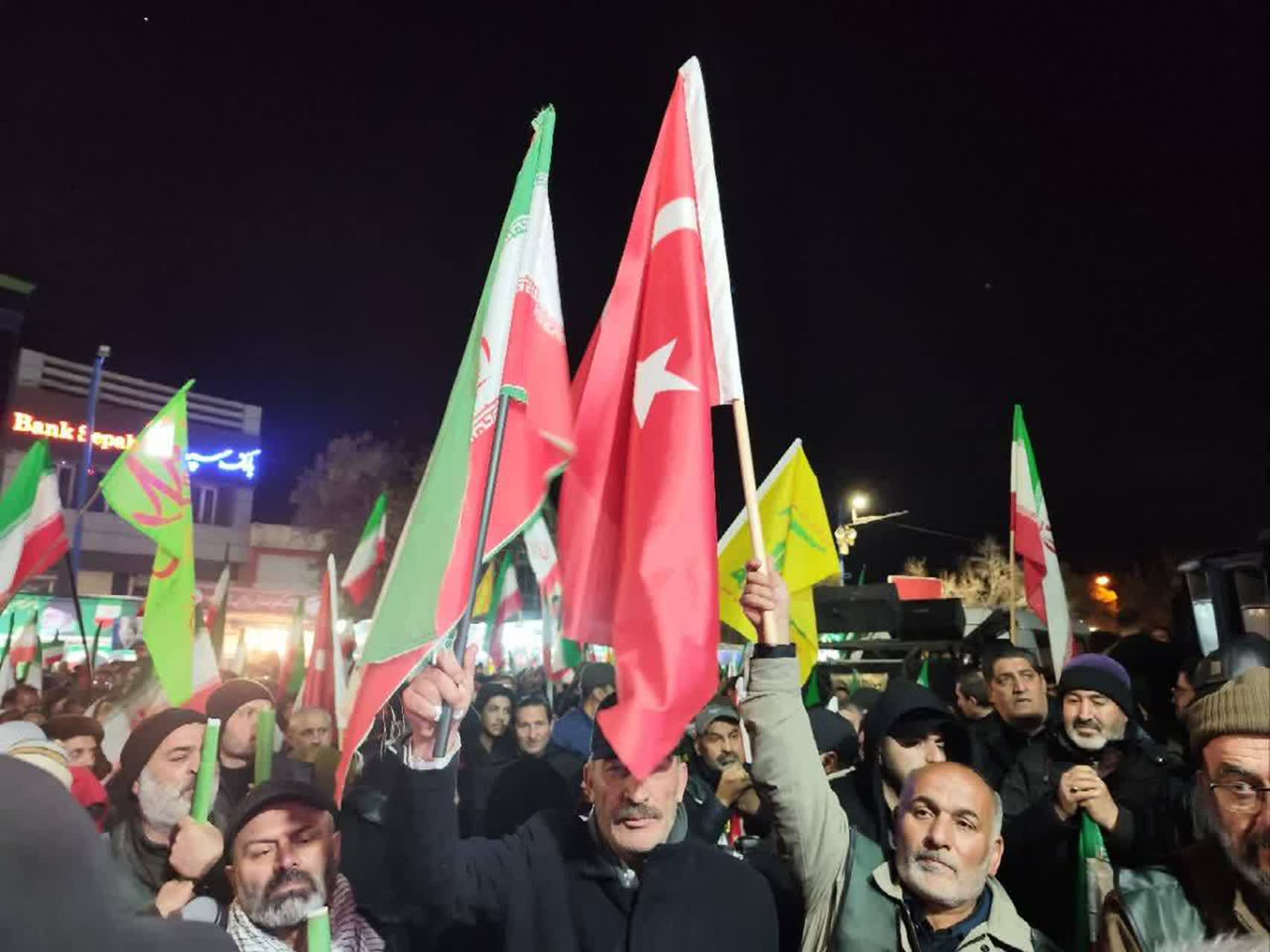 تداوم تجمع شبانه مردم ارومیه؛ سنگر خیابان در قراری دیگر همچنان پرشور و گسترده