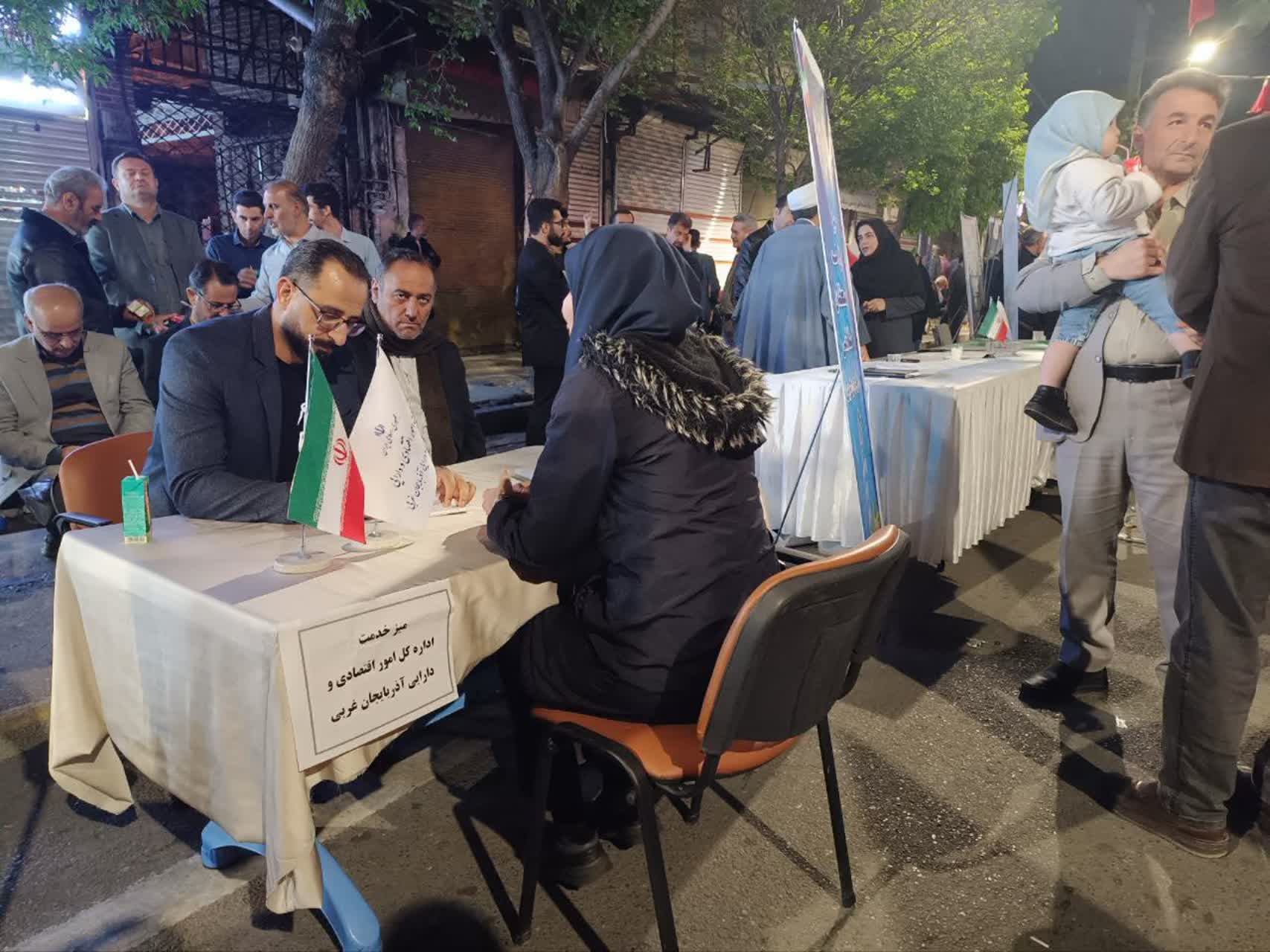 حضور مدیران اقتصادی و بانکی آذربایجانغربی در میز خدمت رزمگاههای شبانه ارومیه + تصاویر