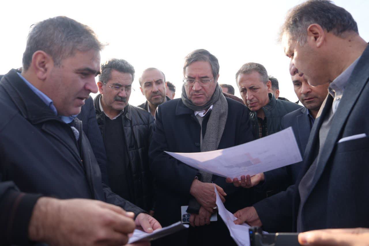 بازدید استاندار آذربایجان‌غربی از نیروگاه برق خورشیدی کارخانه سیمان کاوان بوکان + تصاویر